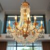 Хрустальная люстра в современном интерьере: как сделать сияние уместным